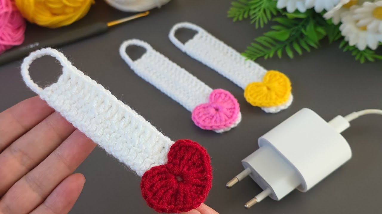 Make MONEY with This SUPER EASY Crochet Mini Cable Holder! Sell and give as a gift ❤️❤️❤️