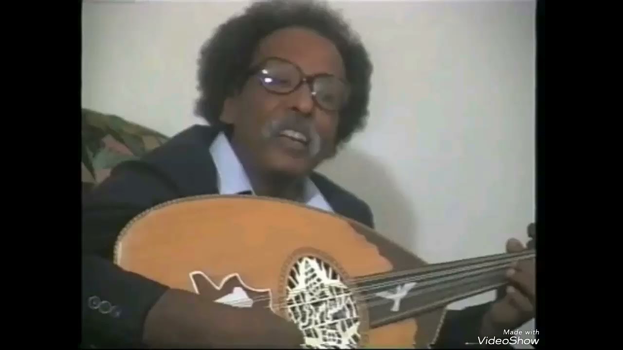 مصطفى سيد أحمد واقف براك عود بعد تعديل الصوت