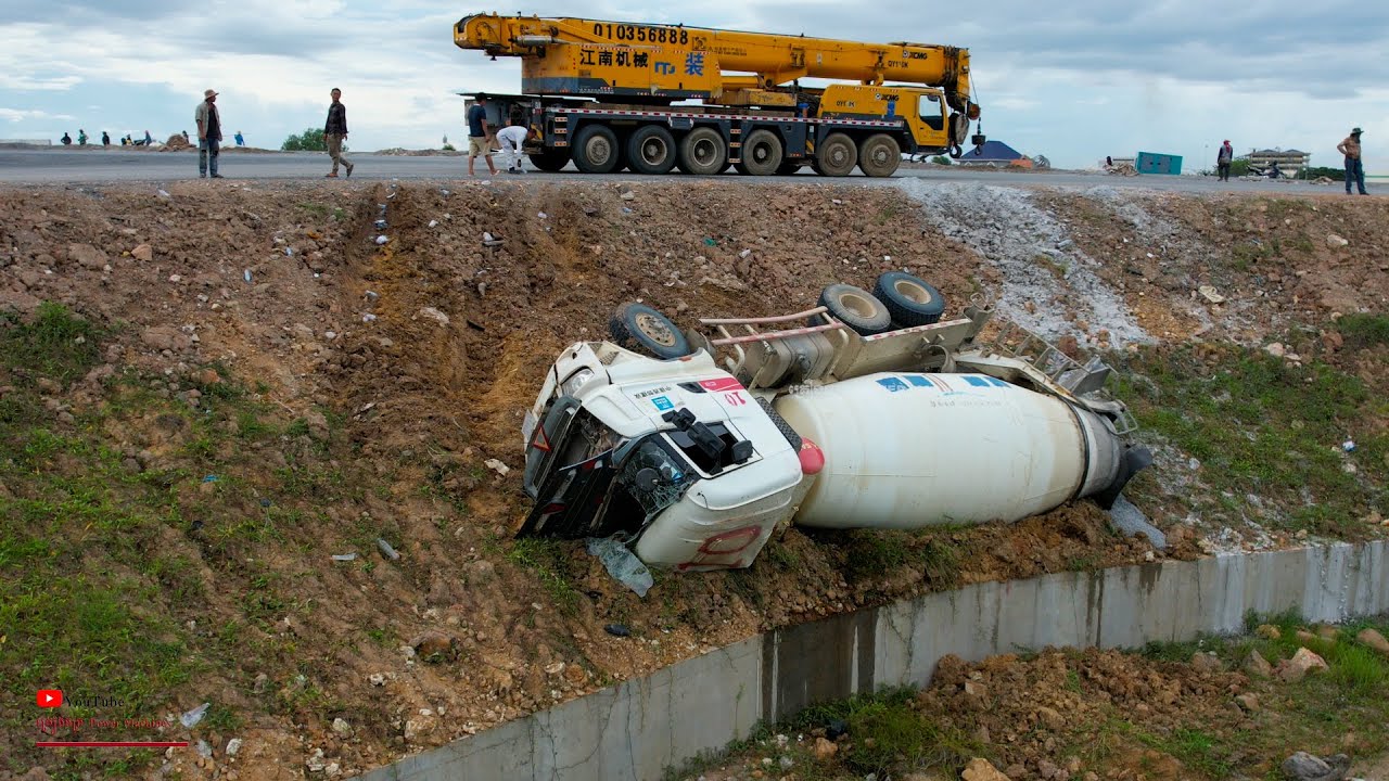 UNBELIEVABLE Cement Mixer Truck Driver Falling Down a Slope Technical Help By Excavator- Crean 80Ton