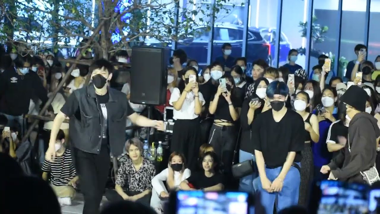 TASTE ME - LAZ1 at Siam square dance by ต้าห์อู๋ เจลเลอร์ ฟิว