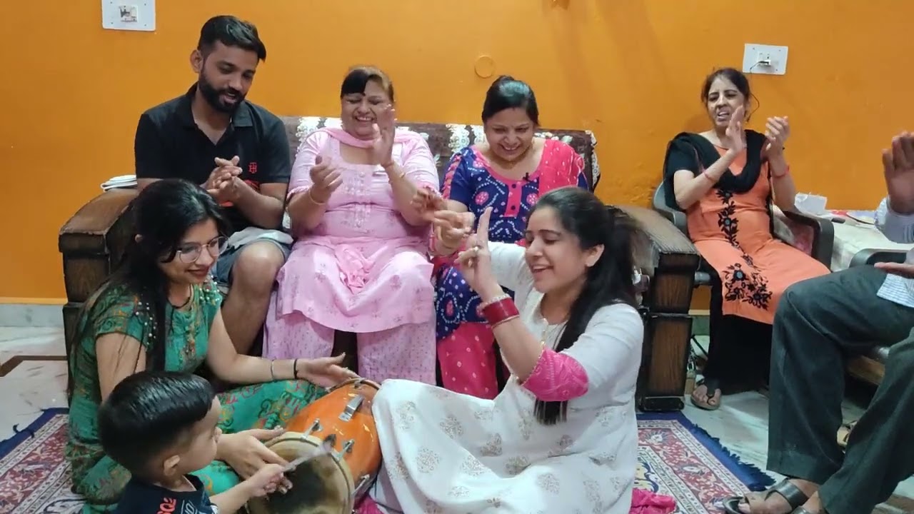 जे मेरी सासु लड़े लड़ाई, रोटी को तरसा दूंगी। कोठे ऊपर कोठरी मैं उस पे रेल चलादूंगी। Aapke Geet |