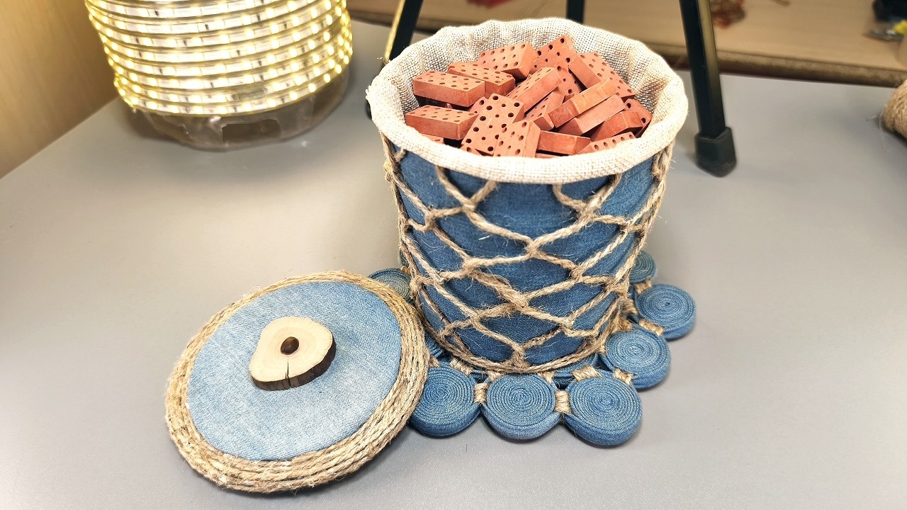 DIY Basket with a Lid Made from a Plastic Bucket