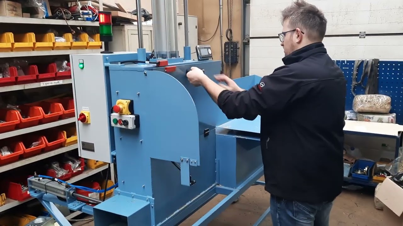 Prasa do pakowania siana z wagą wykonuje dwie paczki 500g i 1000g  www.bisbrydex.pl