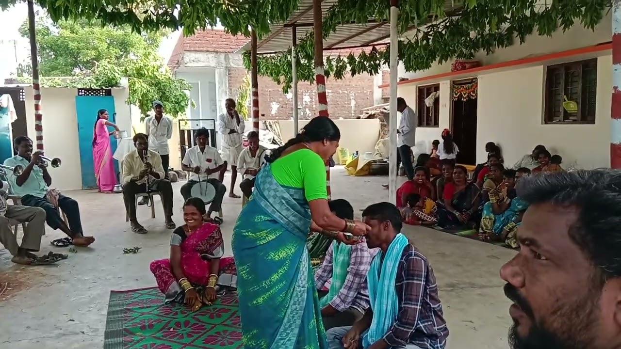 పెళ్లి కొడుకును చేస్తున్నారు