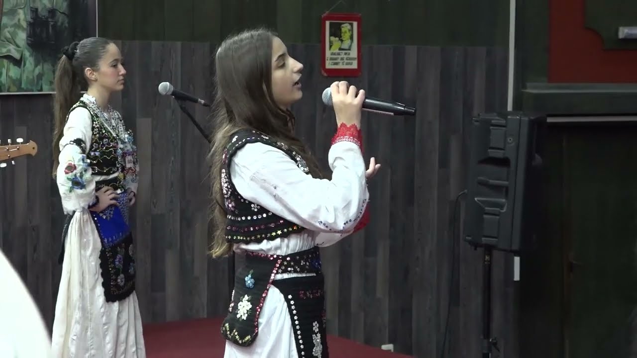 Adela Gashi  - Erdha nga qyteti,  Shkolla fillore 