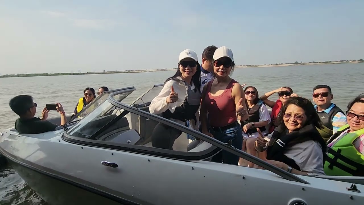 ទៅលេងផ្ទះទឹករបស់មិត្តសម្លាញ់ | Enjoy a friend's water house.