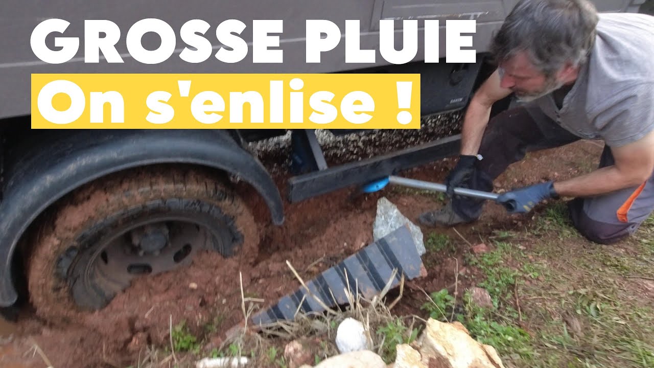 Mauvais temps à Kalamata dans le Péloponnèse - Camion embourbé jusqu’au châssis ! -