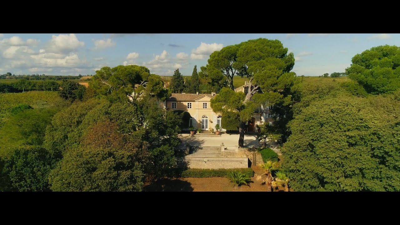 Château La Nerthe : Cinq Siècles d'Élégance.
