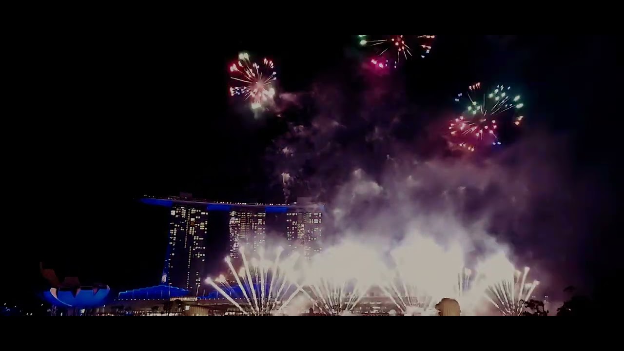 Disney  drone and fireworks show  lights up marina bay #droneshow  #disneyworld #Singapore 