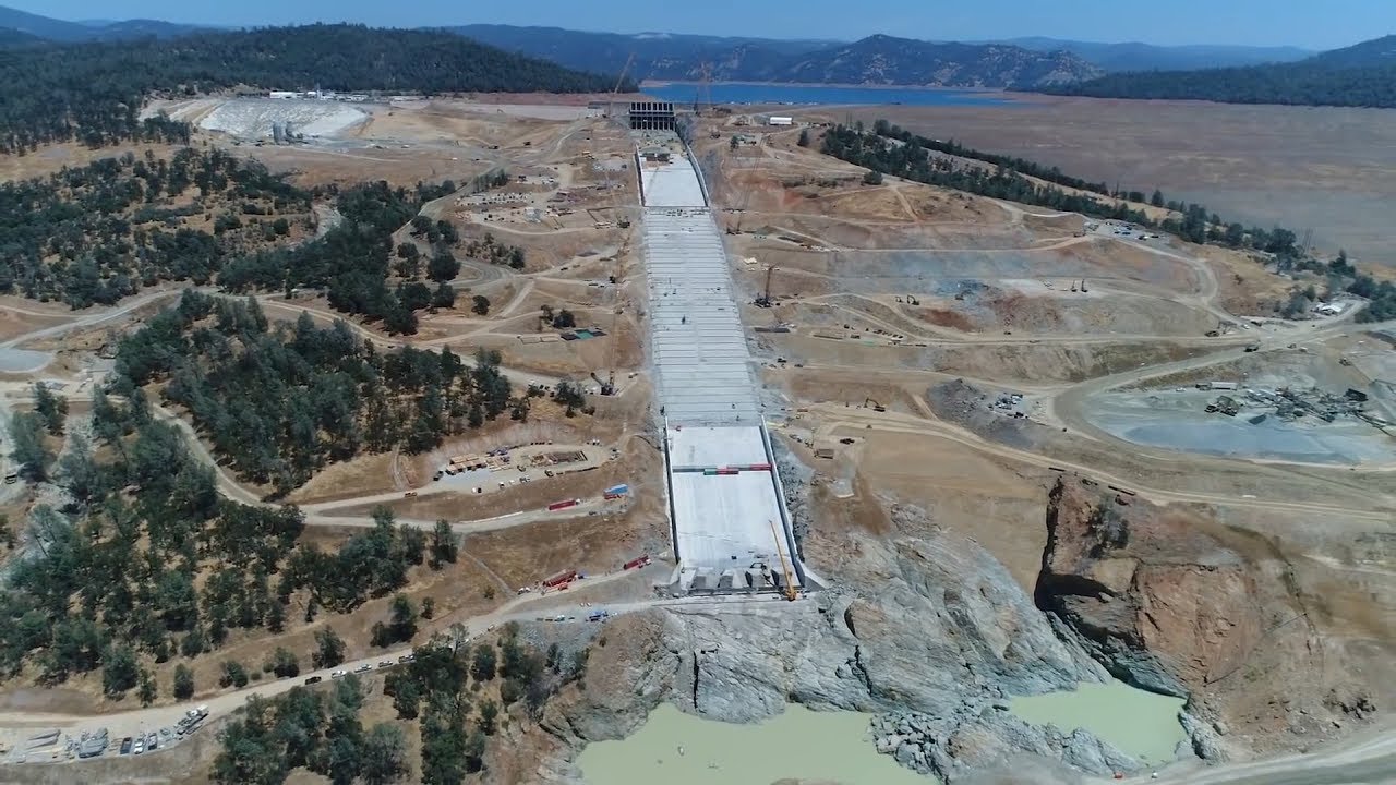 Oroville Dam: Crews lay roller-compacted concrete (RCC) for the emergency spillway splashpad