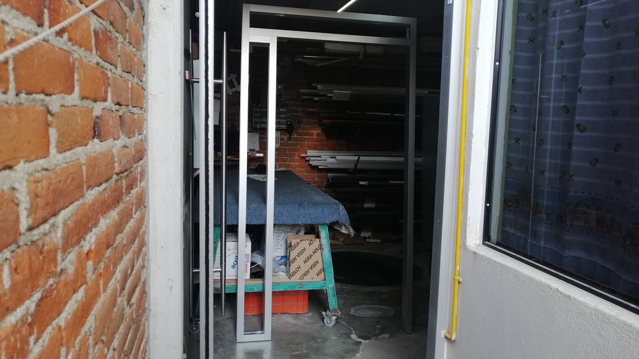 Puerta De Aluminio Con Fijo Lateral Y Antepecho P-2