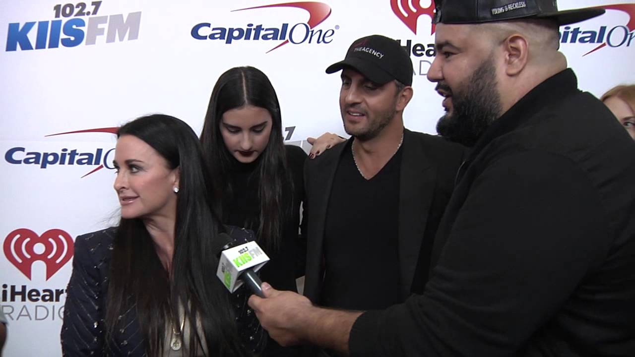 Kyle Richards TALKS HOLIDAYS in SPANISH |Chuey Martinez|