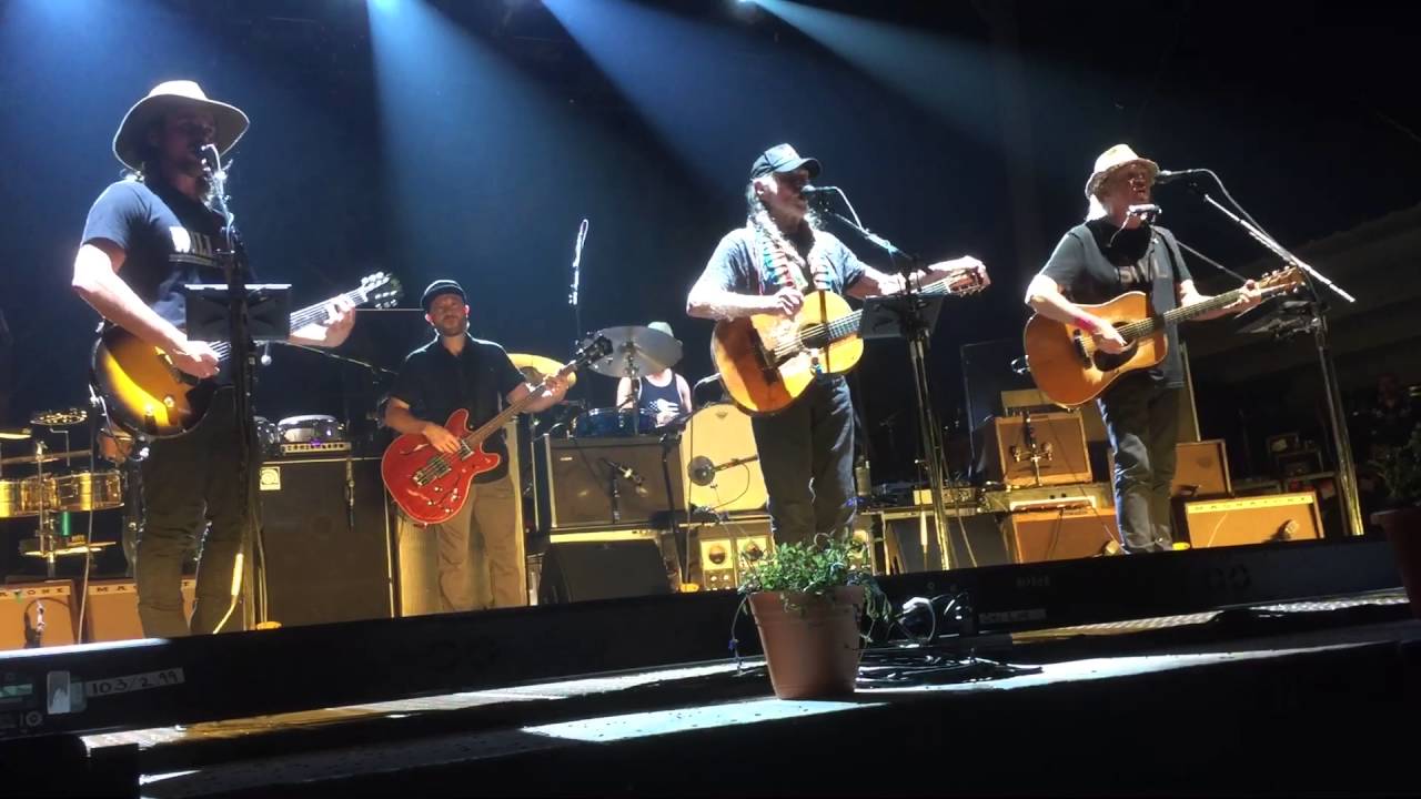 FRONT ROW!! Neil Young and Willie Nelson, Okie From Muskogee