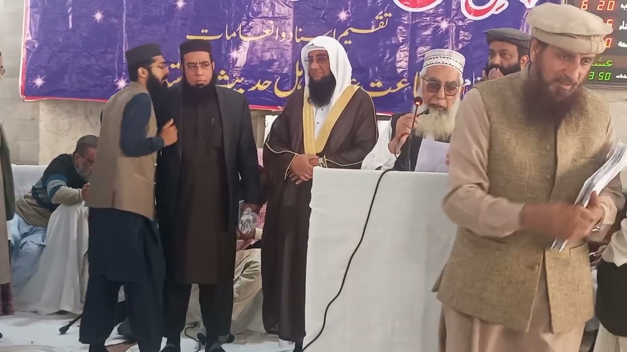 ھیان محمود شاھد صنعت لیتے ہوئے 