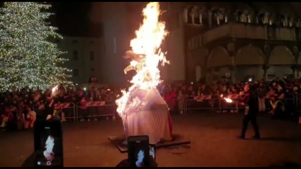 Ferrara, il rogo della Befana in centro storico
