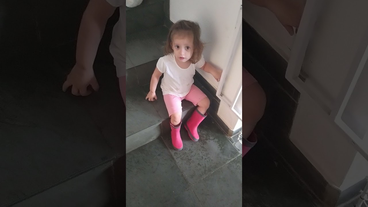 Giovanna não gostou da bota (galocha) nova