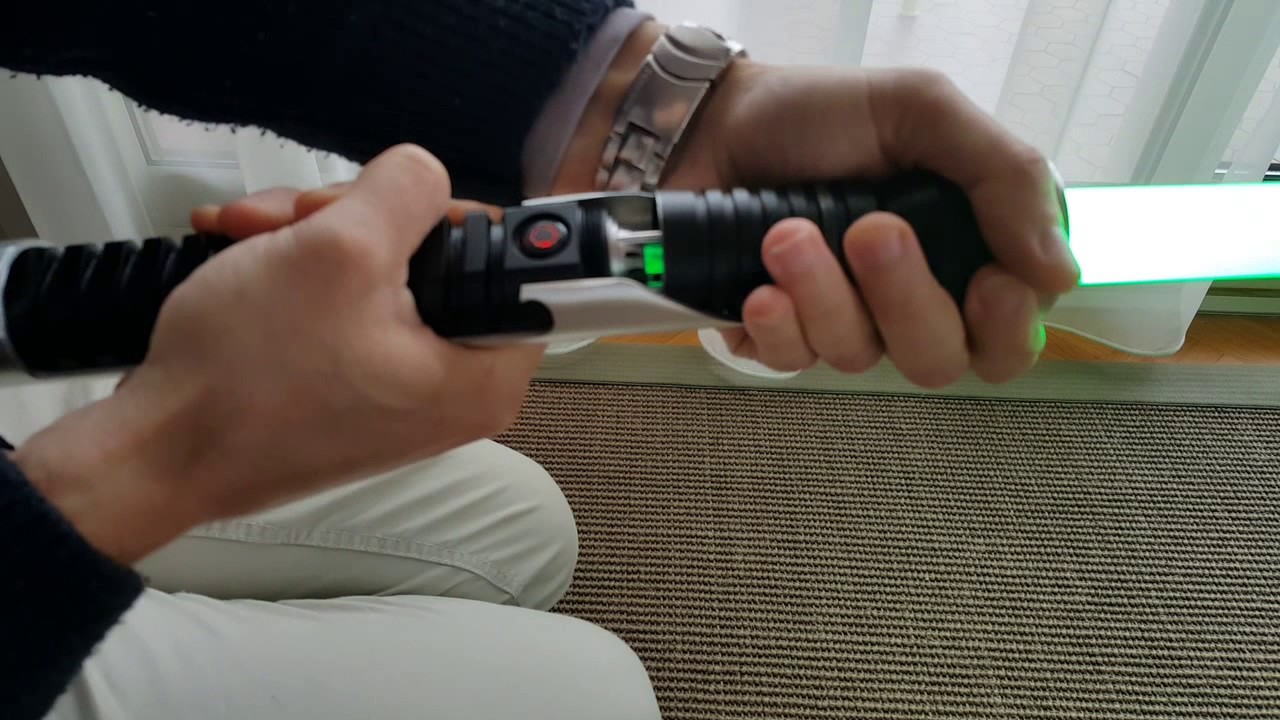 Sabre laser Guardian de Saberforge avec chambre de cristal (Review FR)