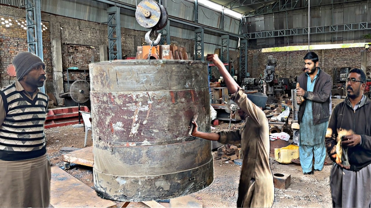 Pakistani Mechanic Turning Raw Metal into a 200kg Gear on a 100-Year-Old Vertical Lathe