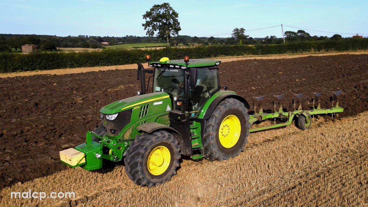 4Kᵁᴴᴰ John Deere 6215 R tractor and Dowdeswell 7 furrow plough at work on Middleton Moore, Suffolk