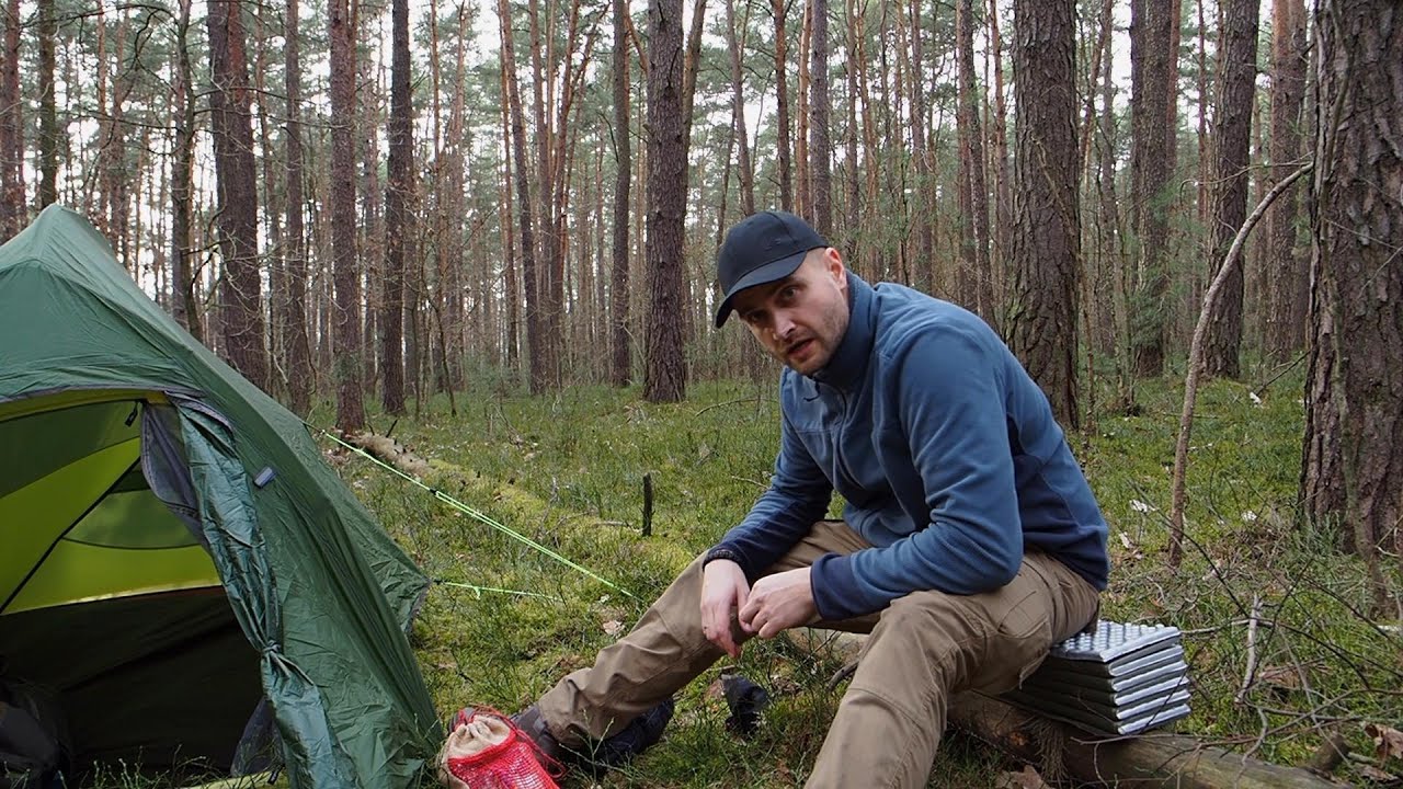 Biwak pod namiotem - fotopułapka, las, gotowanie