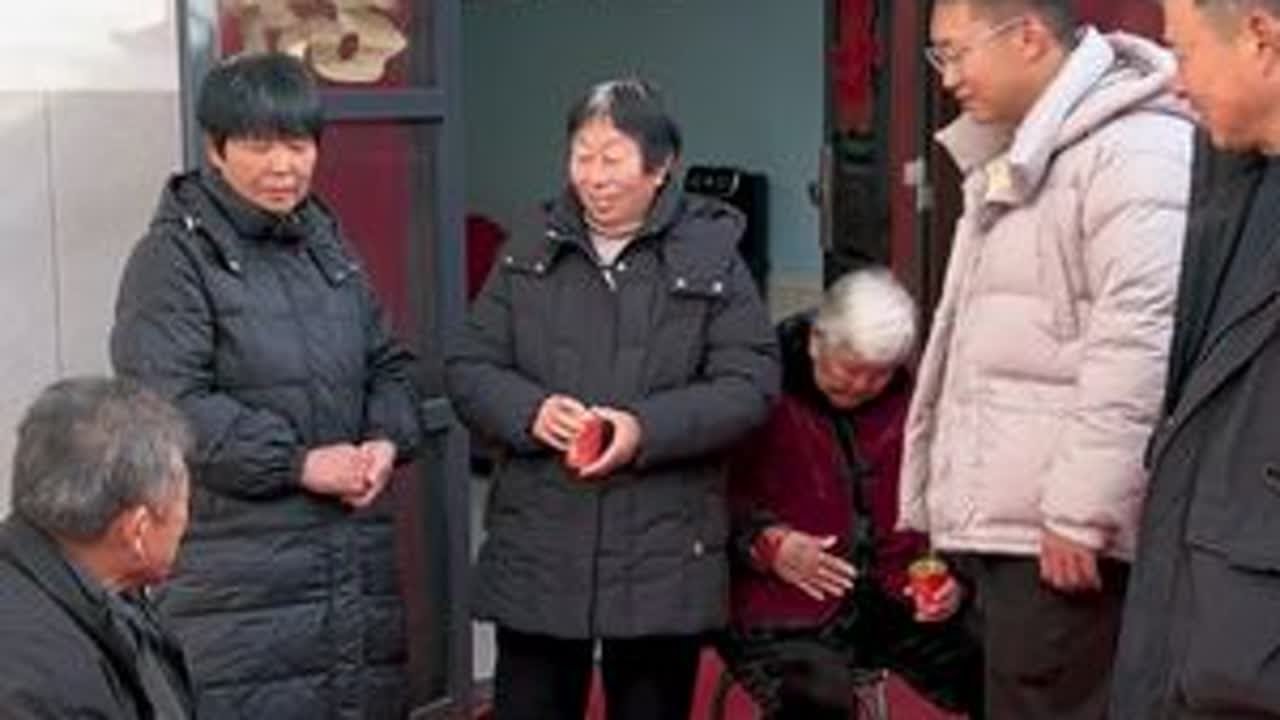 明天结婚，大家准备了礼物，给老丈人，当着亲戚的面，给我妈说清楚@梦春14号举办婚礼 发喜糖