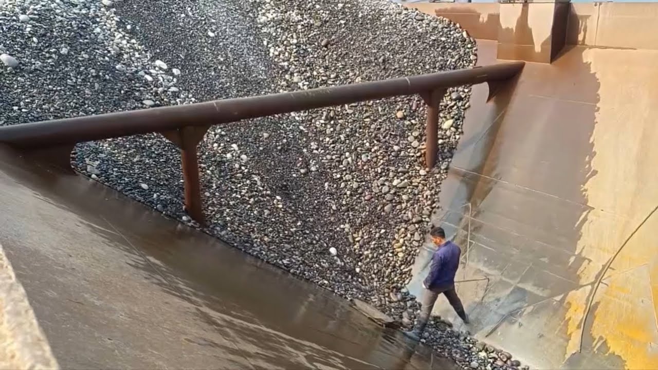 Barge unloads 2888 tons of pebbles - First shipment in 2024