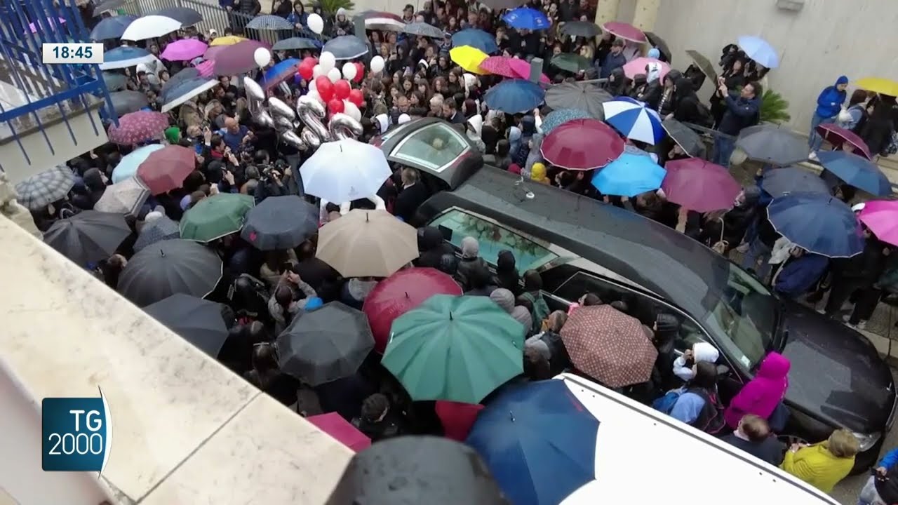 I funerali di Jessica, la 16enne uccisa dal padre