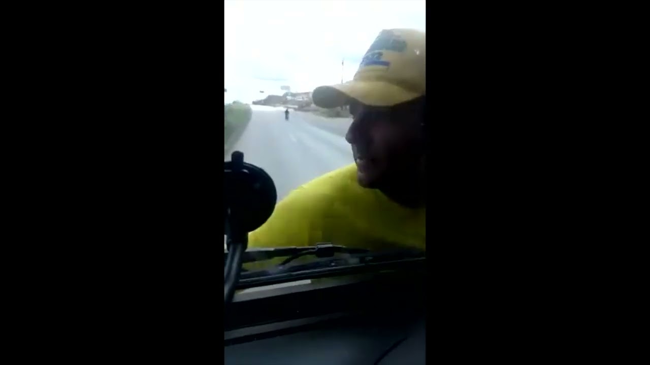 Bolsonarista fica pendurado em pára-brisa de caminhão que furou bloqueio golpista