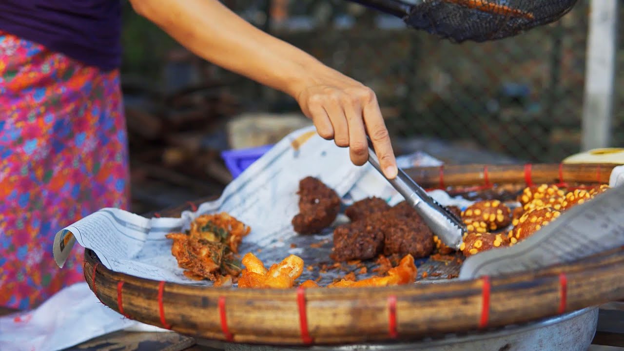 Myanmar STREET FOOD &ndash; FALAFEL (BAYAR KYAW) - ဗယာေၾကာ္ ROADSIDE BURMESE 2021