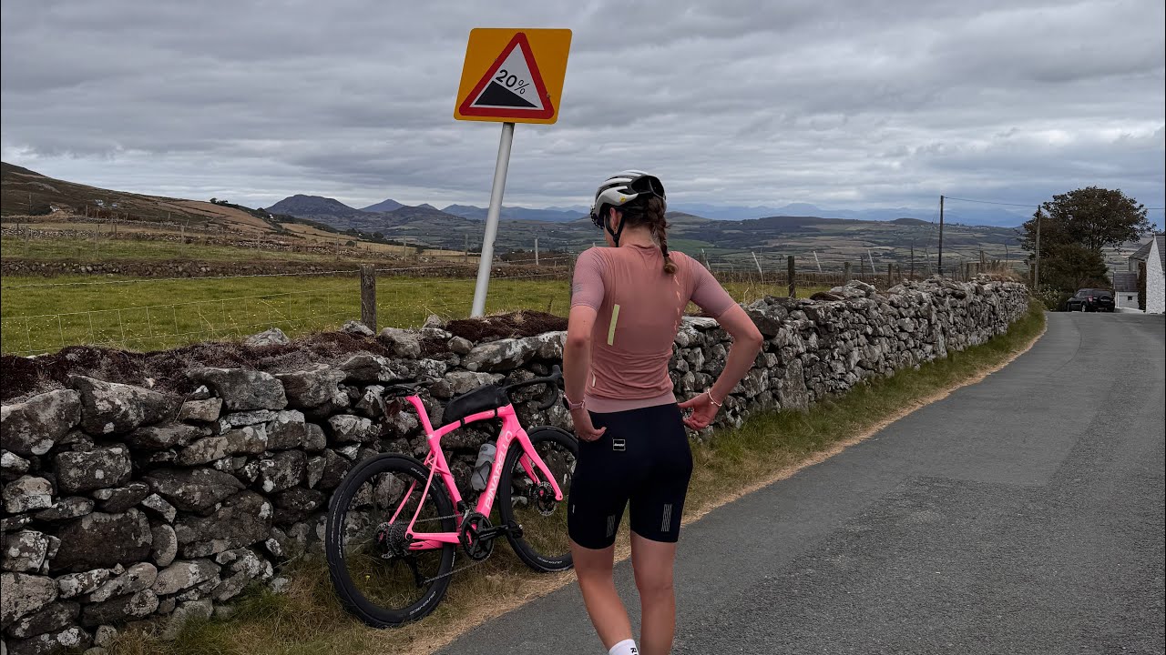 SISTERS RIDE IN WALES | GETTING MY SISTER ON AN E-BIKE, RUNNER GOES CYCLING 🚴‍♀️🏃‍♀️