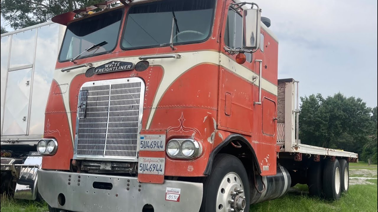 Мы проехали 2800 миль по стране на бескапотном Freightliner 1967 года.