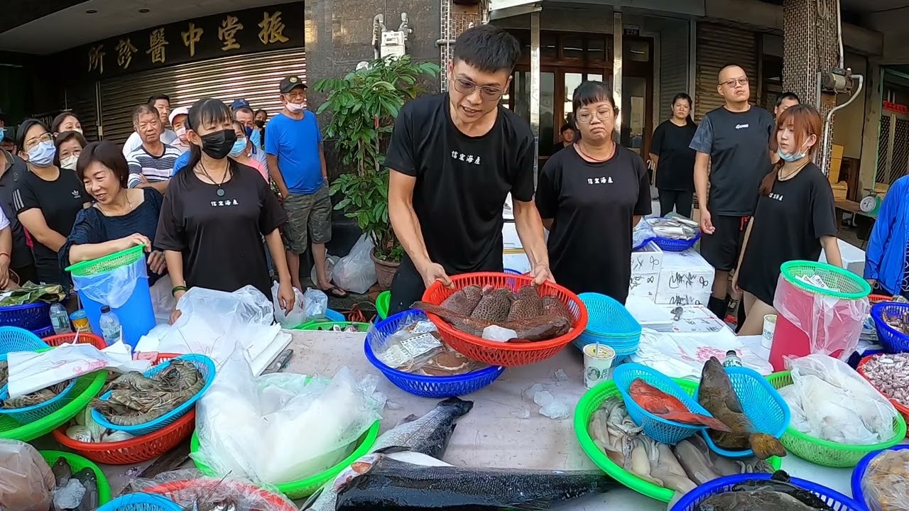 這位原住民大哥從花蓮來 帥兒子送他一隻黑毛石斑 #中彰海王子 #烏日火車站 #海鮮叫賣 #海鮮拍賣
