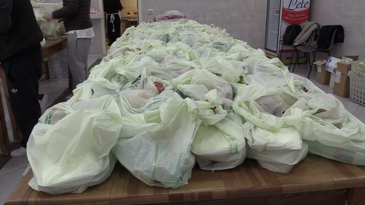 Santuario del Carmine: un pasto caldo, di una doccia e di un cambio per i senza dimora di Napoli