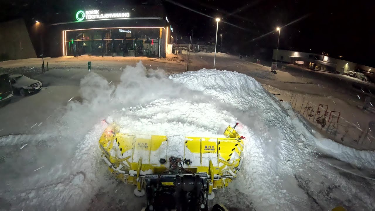 Norwegian snow storm! 10cm snow, plowing with Volvo L70H