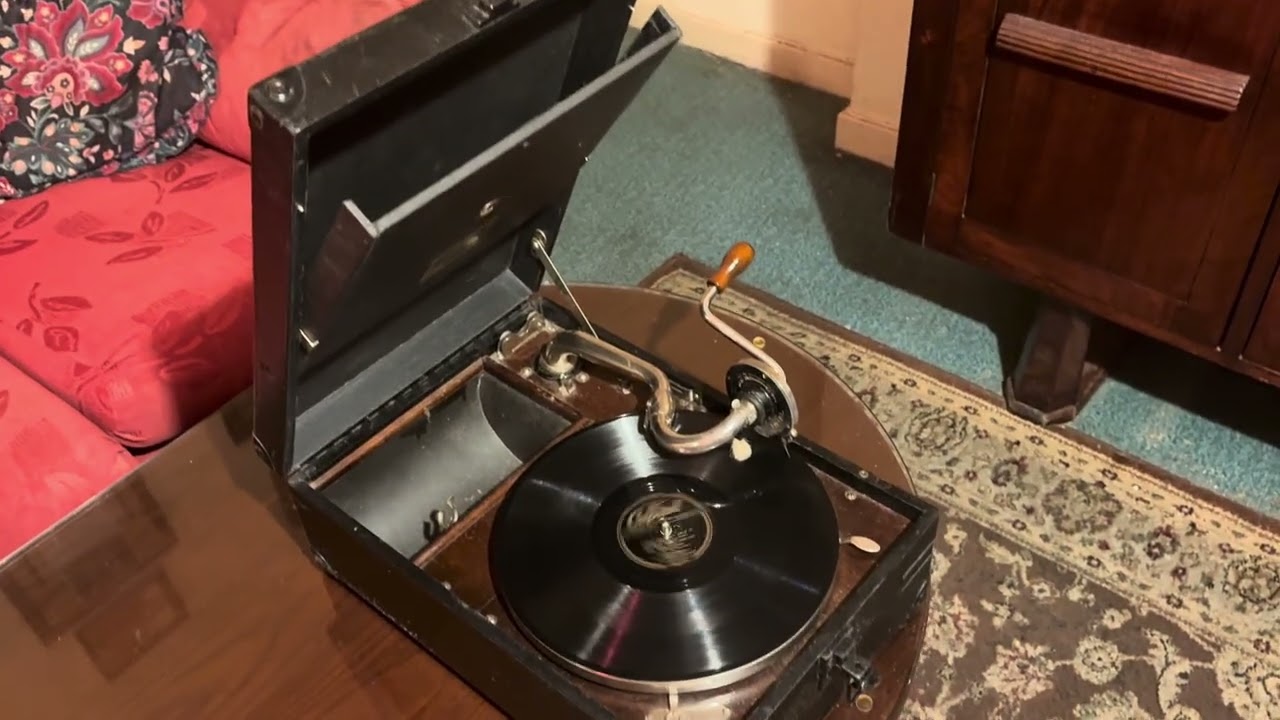 The Charleston - Bessie couldn’t help it played by Peewee Hunt and his Orchestra