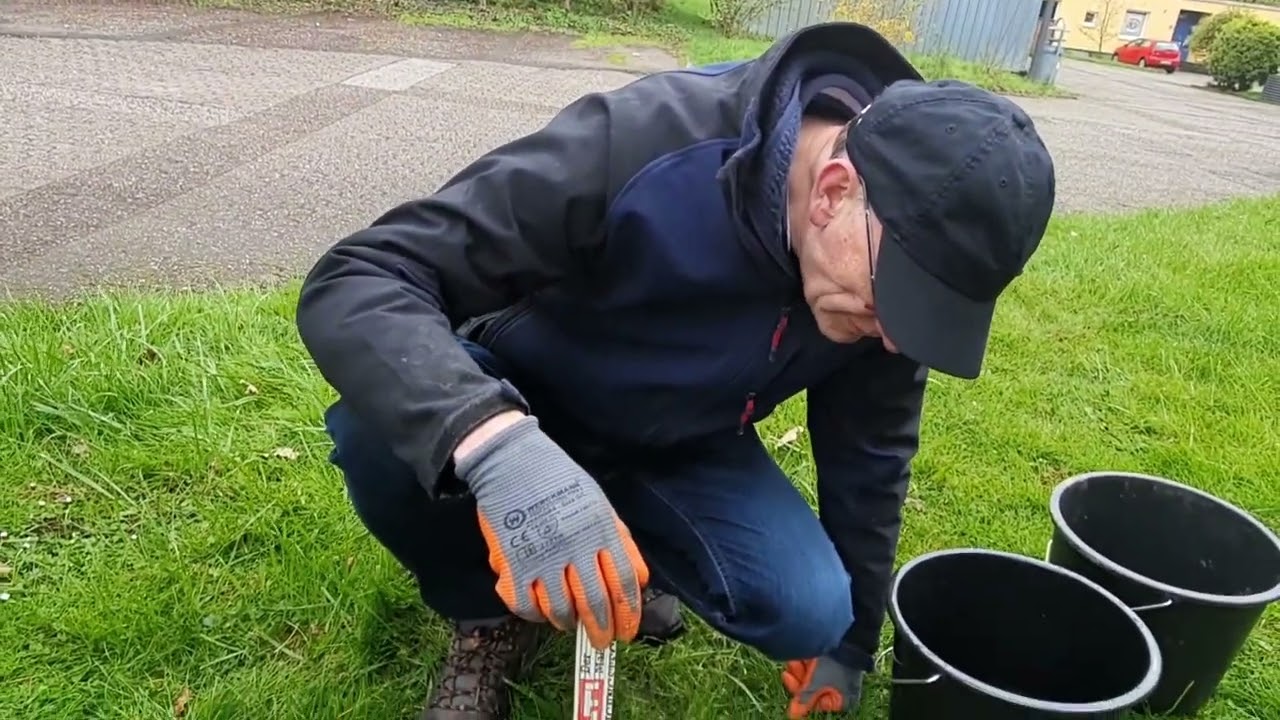 Versuch: Regenwasser versickern - so kann man den Boden im Garten testen