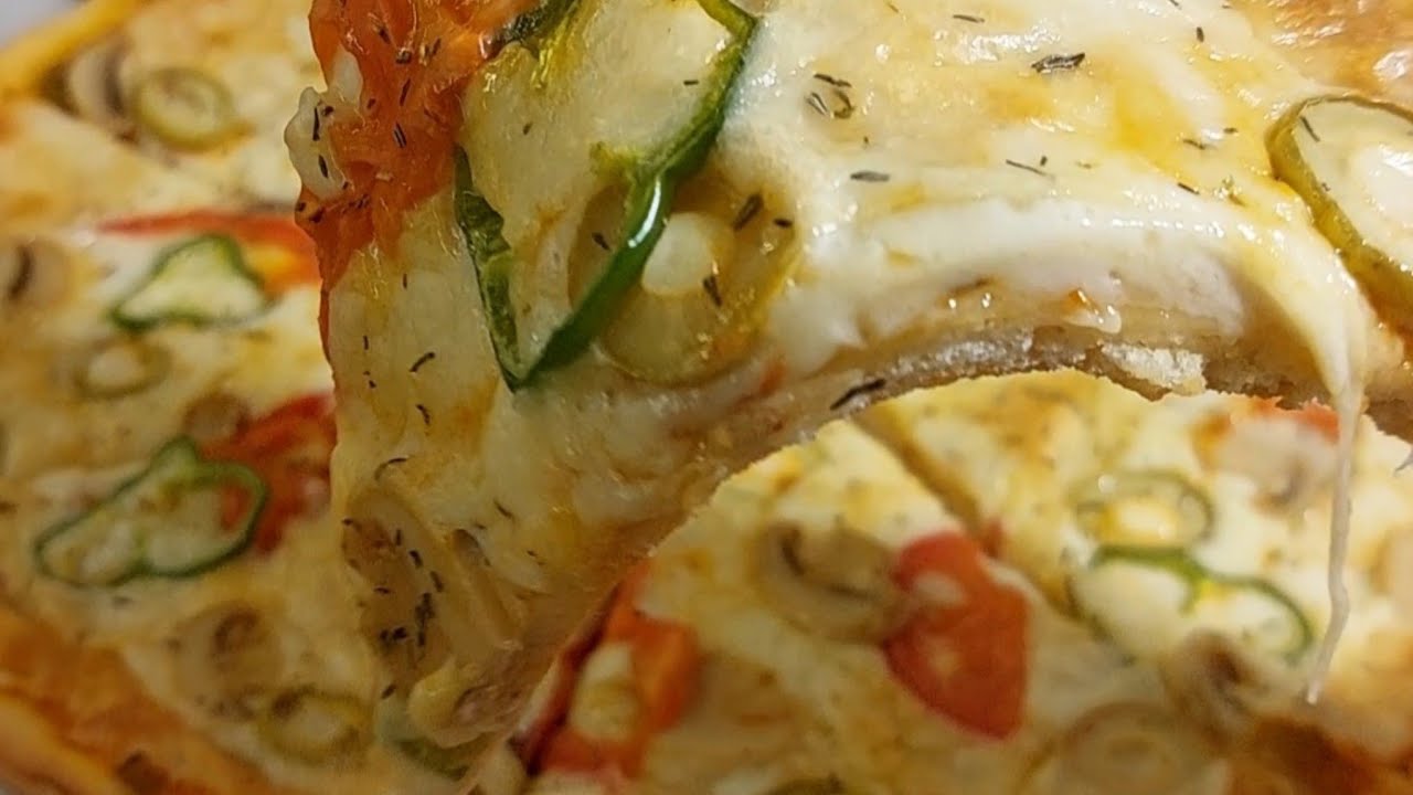 مين قال بيتزا البيت مو طيبة 😍🍕اخت الجاهزة واطيب كمان 🔥 #عجينة_بيتزا #بيتزا_المطاعم 