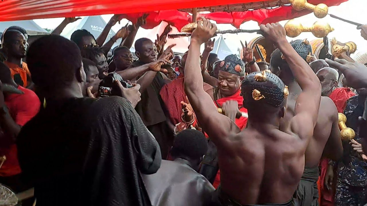 Kumawu Manhene *Barima Sarfo Tweneboa-Kodua* storms his son Hon. Philip Atta Basoa funeral
