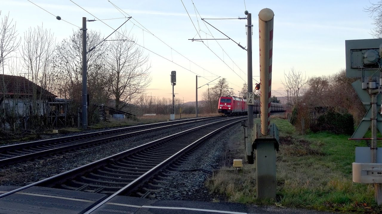 Defekte Bahnschranke am Bahnübergang in Staffelbach (30.12.2013)