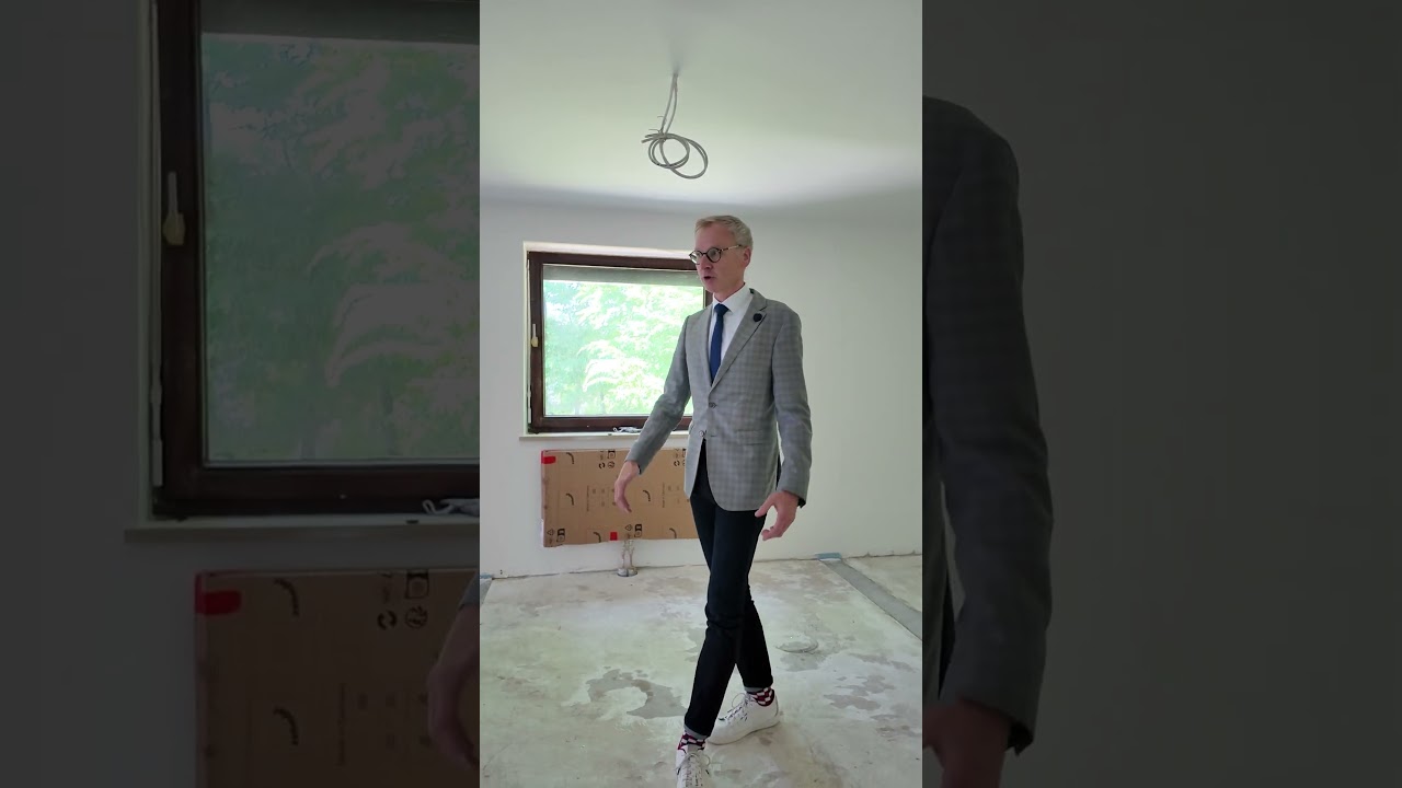 Michael Sch&ouml;nberger, f&uuml;hrt uns durch den zuk&uuml;nftigen BRK-Standort Trudering. 👀😃