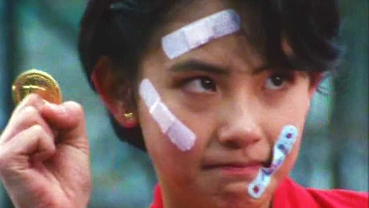 She fights with a Gold Coin (ᵗʰᶦˢ ʷᵃˢ ᶜᵒⁿˢᶦᵈᵉʳᵉᵈ ⁿᵒʳᵐᵃˡ ᶦⁿ ¹⁹⁸⁸ ʷʰᵉⁿ ᵗʰᵉ ˢʰᵒʷ ᶠᶦʳˢᵗ ᵃᶦʳᵉᵈ)