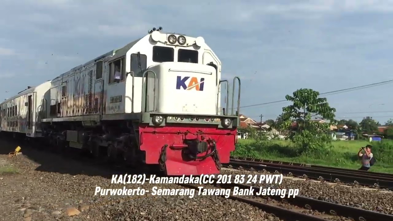 MOMEN!!! KA KALIGUNG BERPAPASAN DENGAN KA KONTAINER DI JPL 169 PASAR PAGI PEMALANG!!! 