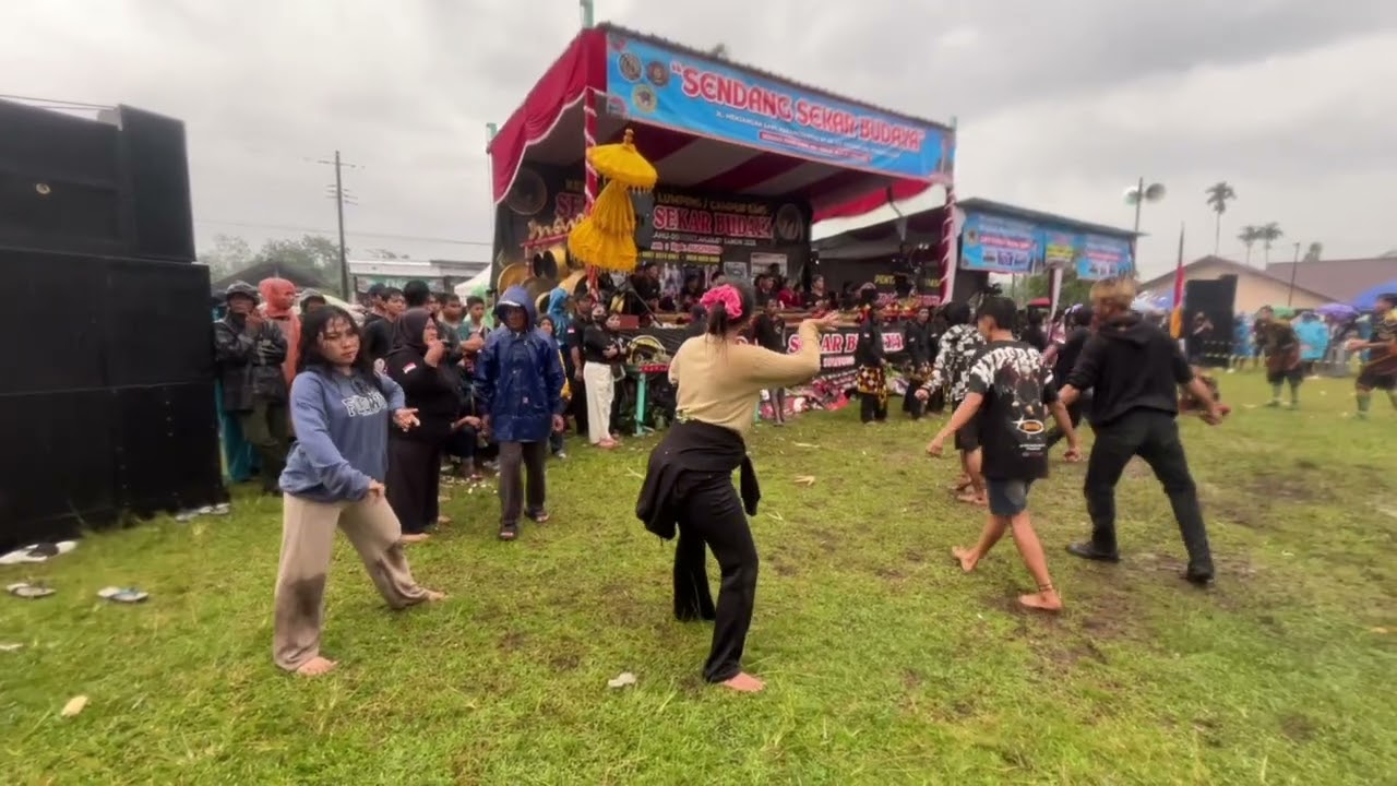 Aksi Ebeg Masih Menggila, Penonton Tak Mau Pulang