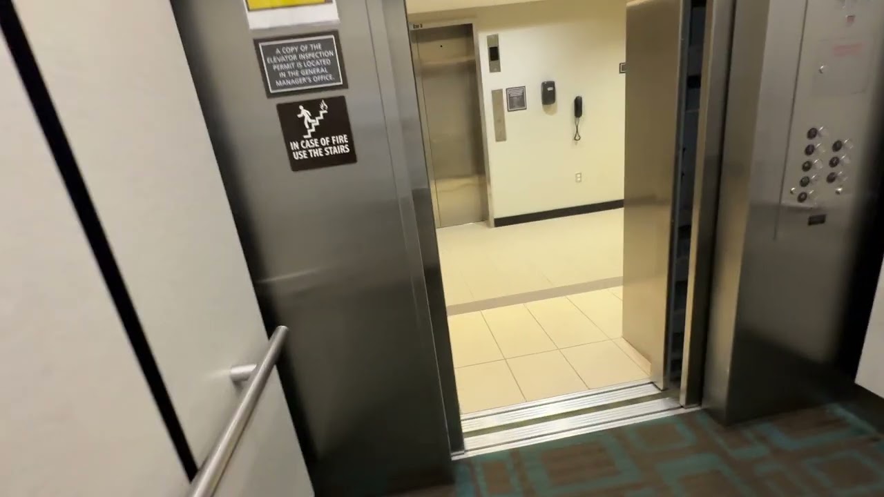 Поездка на лифте в отеле Residence Inn by Marriott рядом с Universal Studios.