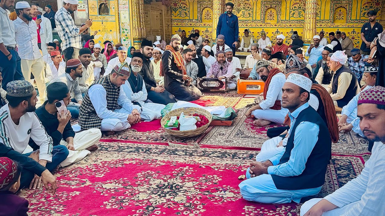 খাজা মুঈনুদ্দীন চিশতীর দরবারে কাওয়ালী গানের আসরে