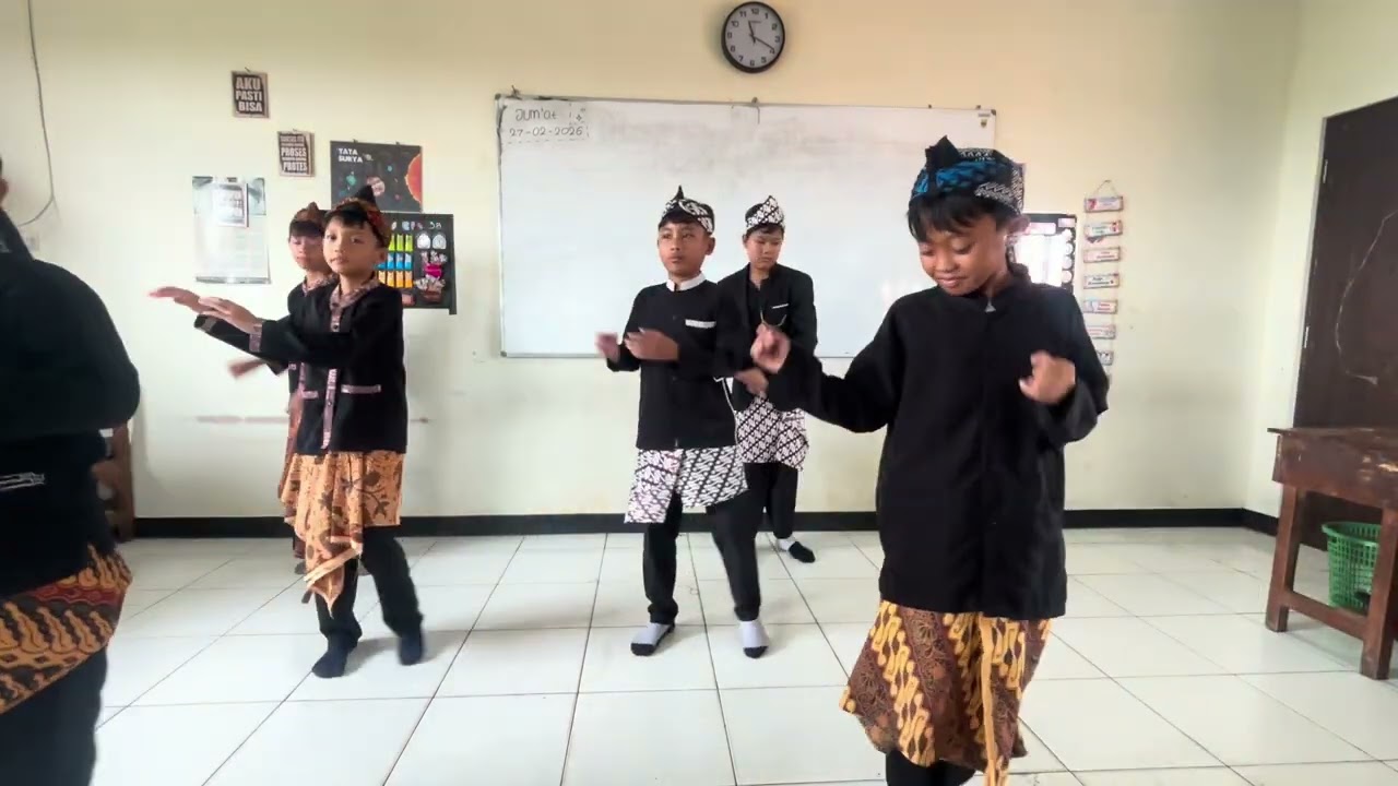 Tarian manuk dadali oleh Azka, Gibran, Mubarok, Tristan, Alfian dan Dafa Febrian. 