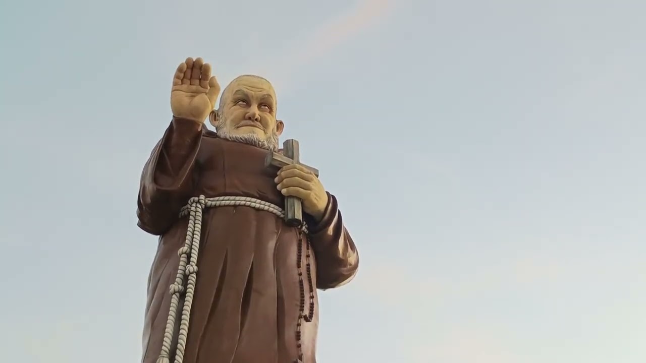 Viagem de carro pra o nordeste passando em palmeira dos índios estátua de frei Damião parte 51 .