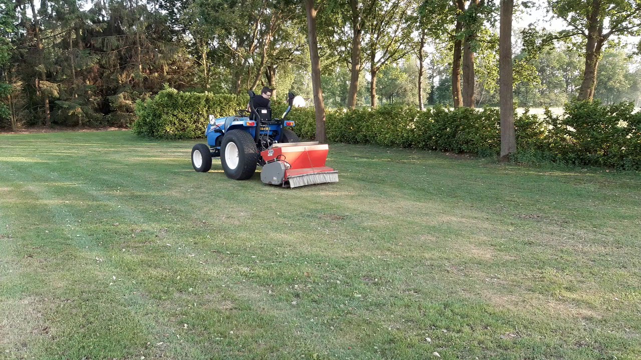 Iseki TLE 3400 met redexim overseeder  gazon doordraaien mini tractor