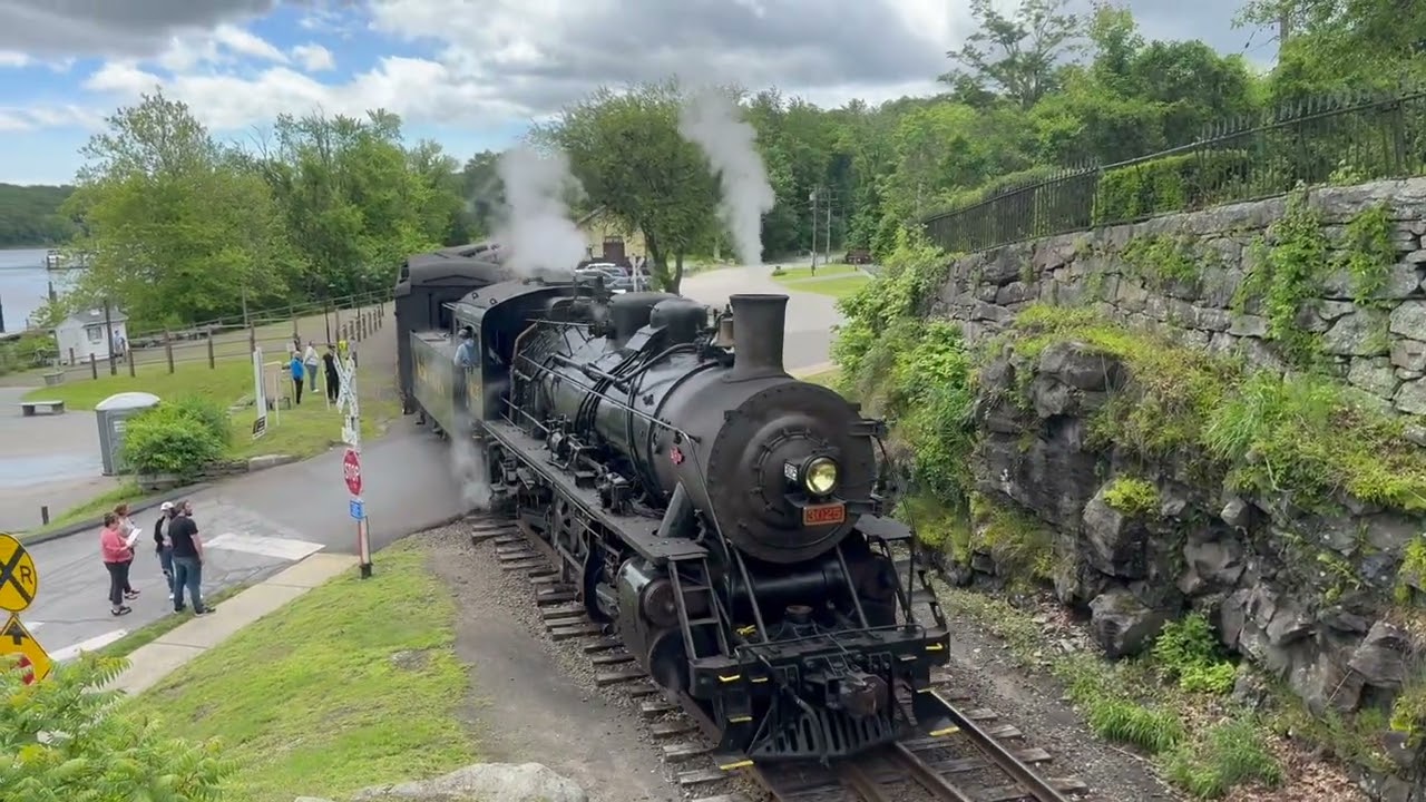 New Haven 3025 Reverse in and Run Around Deep River Station