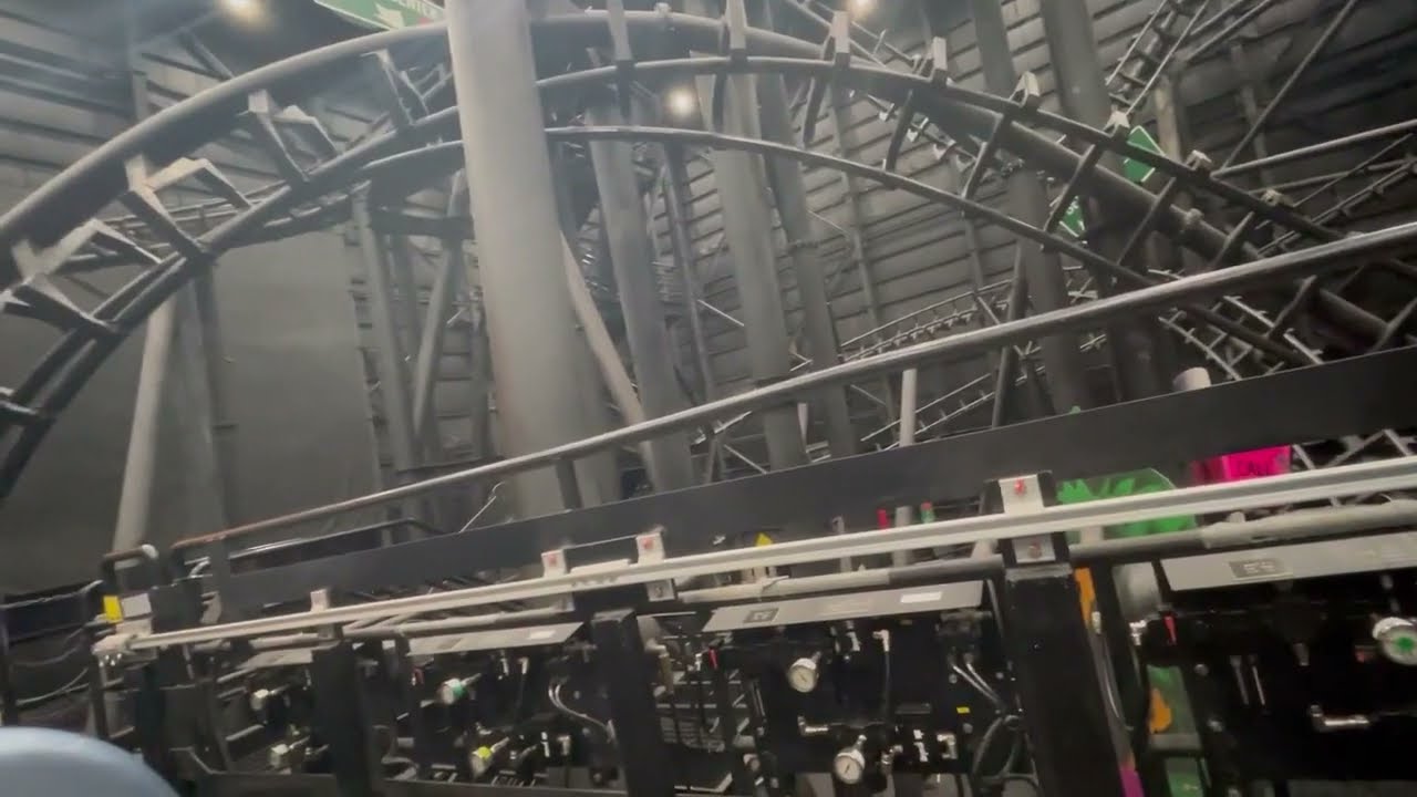 Видеообзор эвакуации на аттракционе Rock 'N' Roller Coaster с включенными огнями | Walt Disney World